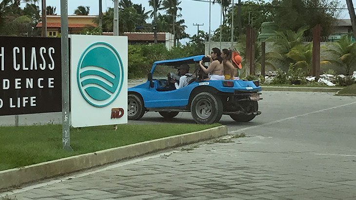 O buggy passa no Hotel ou Resort para começa o passeio e no término o mesmo te deixa no mesmo local ou se preferir no centro de Porto de Galinhas
